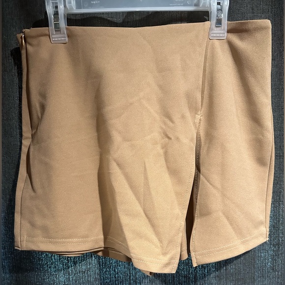SHEIN FRONT SPLIT SKORT - Picture 1 of 5